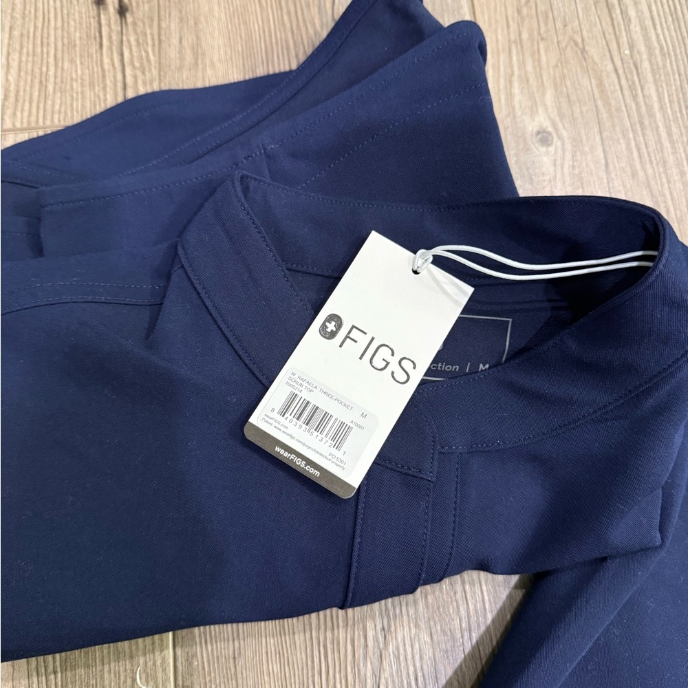 Figs Navy Three-Pocket Scrub Top - Picture 4 of 5